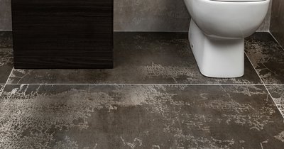 Bodenbelag im Bad: Vor- und Nachteile aller Materialien